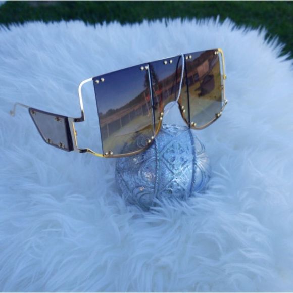 Accessories - Brand new squate style Classic woman designis pe